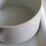gros plan sur l'éclat du bord de la tasse