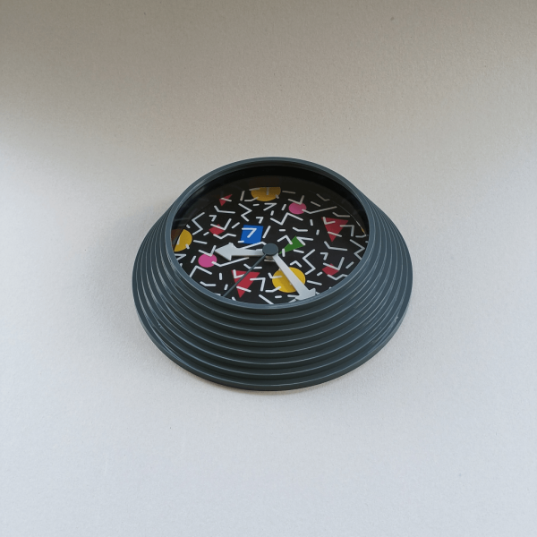 horloge murale en plastique gris design années 80