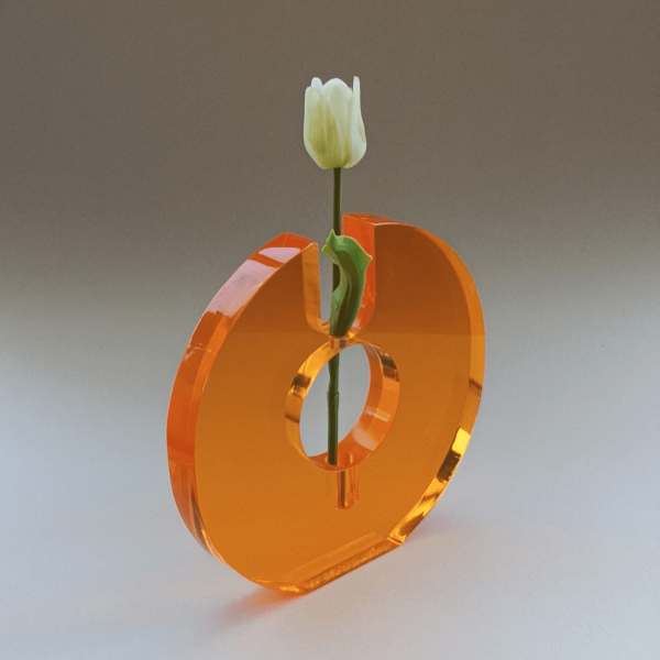 vase soliflore circulaire en plexiglass orange avec une tulipe blanche