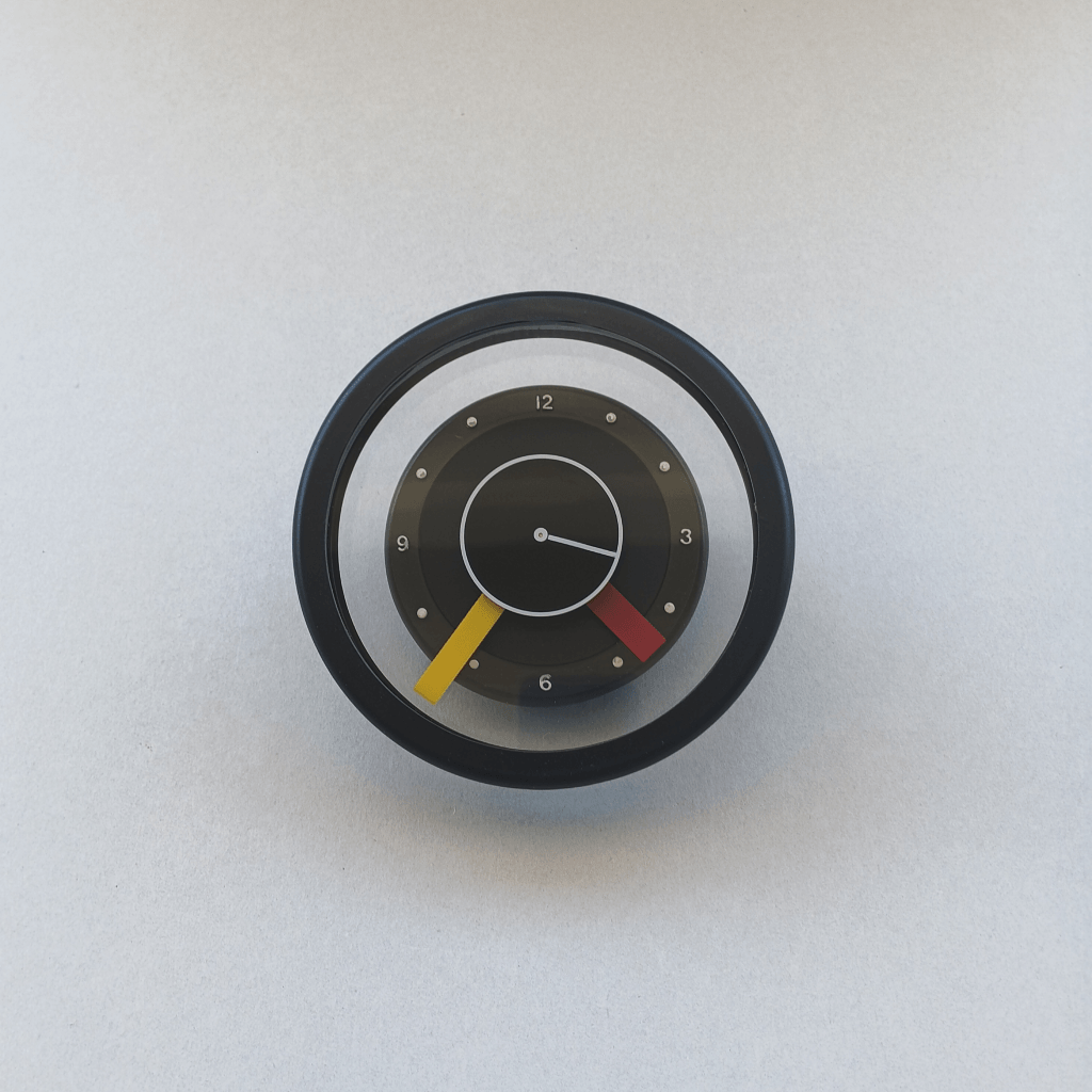 Horloge design style "Memphis" des années 80 vue de face