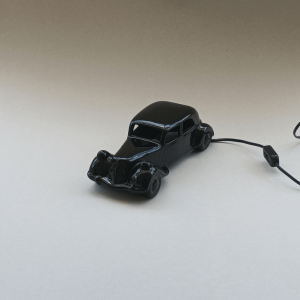 lampe en forme de traction Citroën en céramique émaillée noire design des années 80