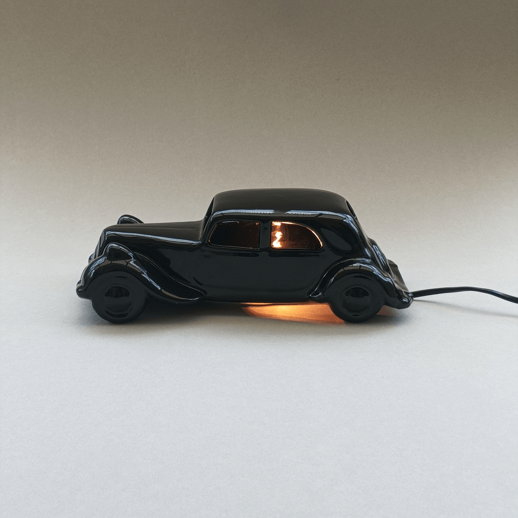Lampe en céramique en forme de "Traction" design 1980 vue du coté gauche.