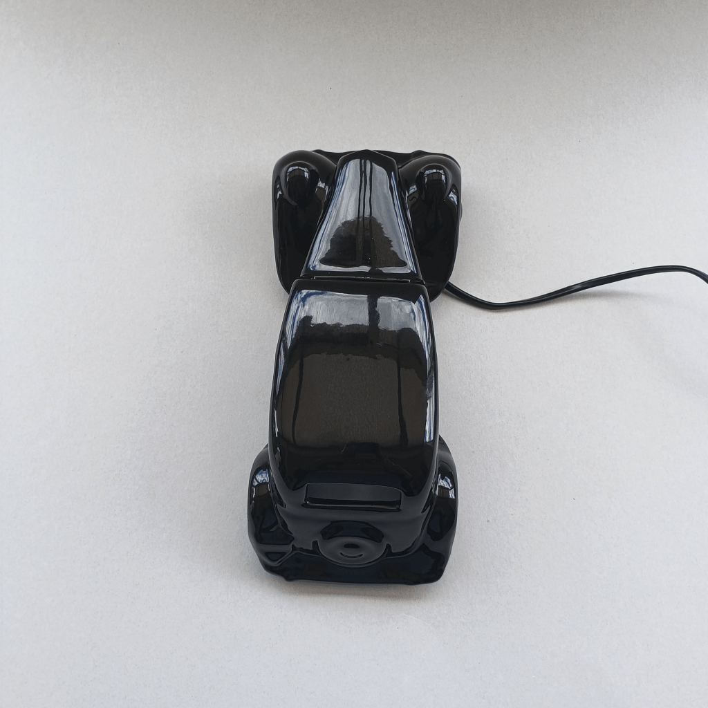 Vue de dessus d'une lampe en céramique en forme de "Traction" design des années 80
