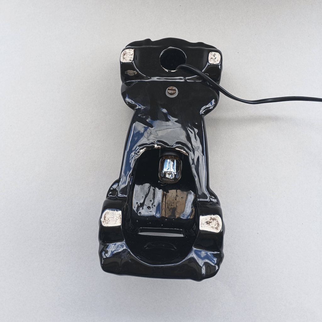 Vue de dessous d'une lampe en céramique en forme de "Traction" design des années 80