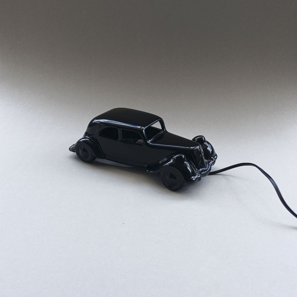 Lampe en céramique design ludique des années 80 , elle est en forme de "Traction" ancienne Citroën