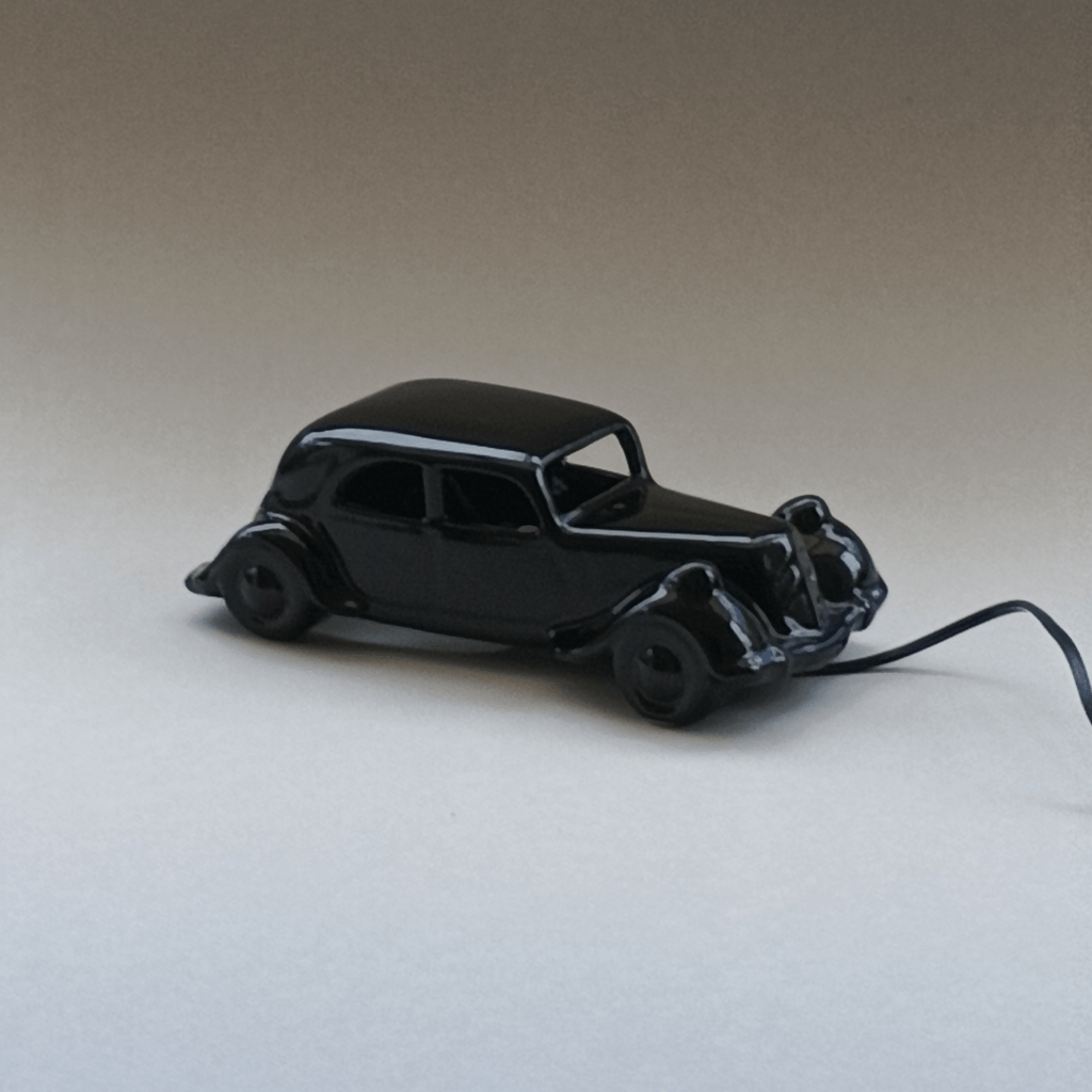 Lampe éteinte en céramique noire design des années 80, en forme de voiture ancienne, une "Traction"