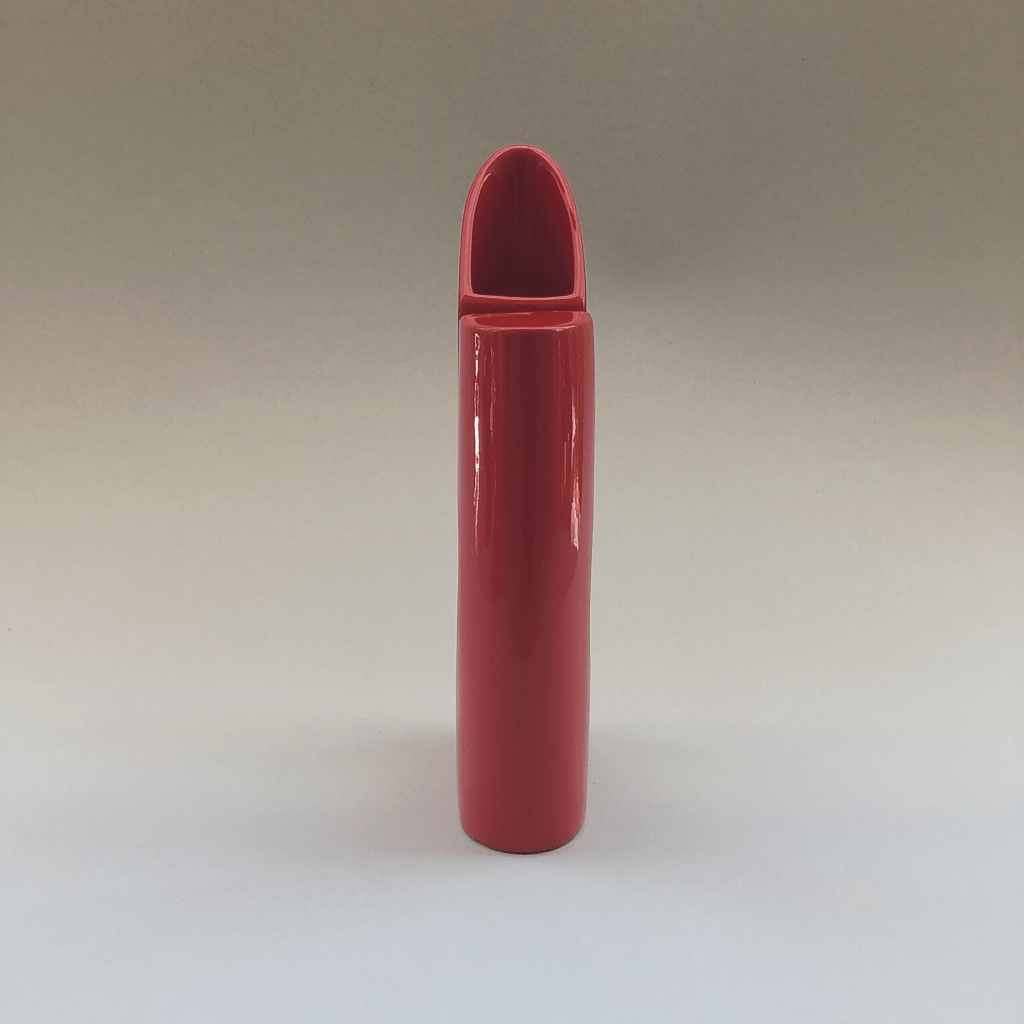 Vue du coté le plus fin d'un vase en céramique design des années 70/80