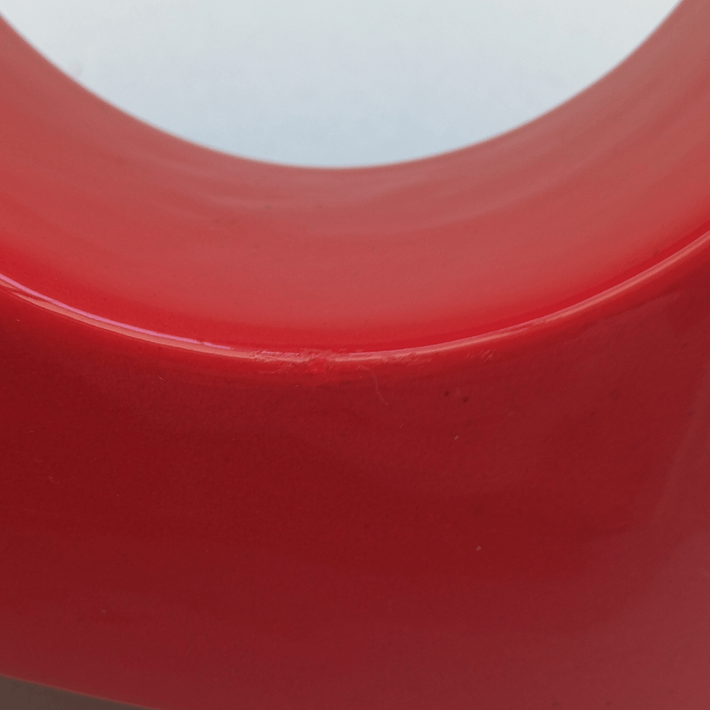 détail restauration d'un vase en céramique design italien des années 70/80