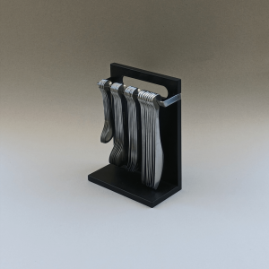 Couverts suspendus sur support composite bois noir