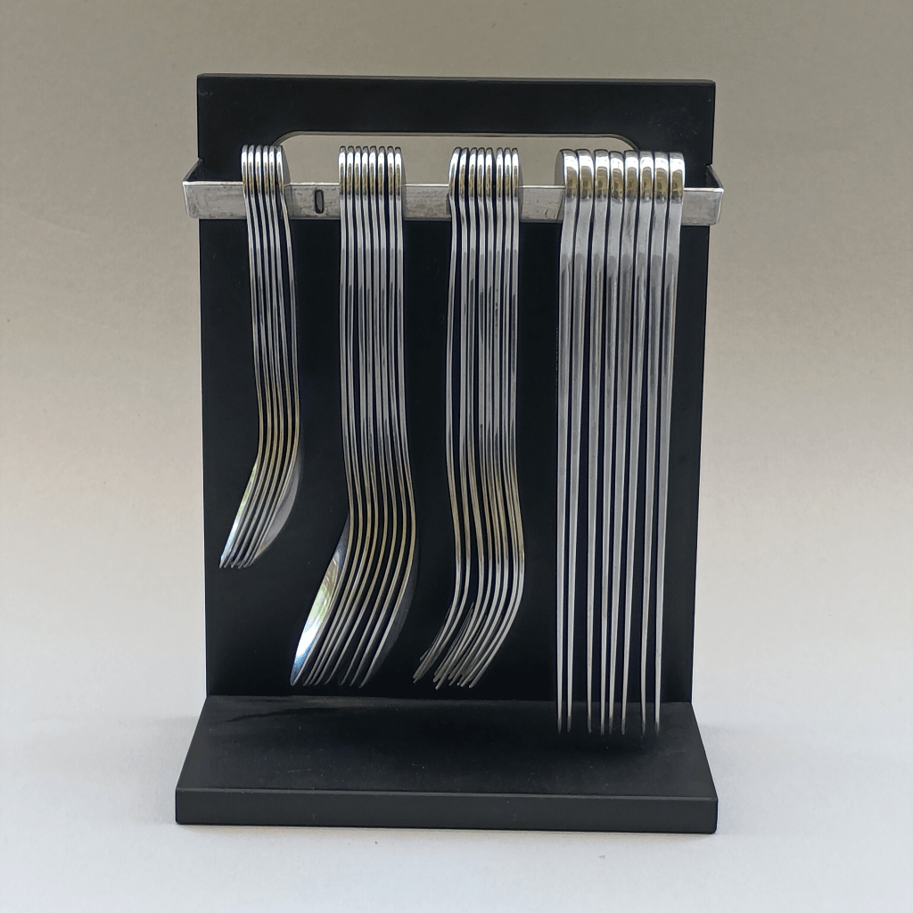 - Couverts "Easy" design Poul Pedersen pour Lundtofte sur leur support vus de face