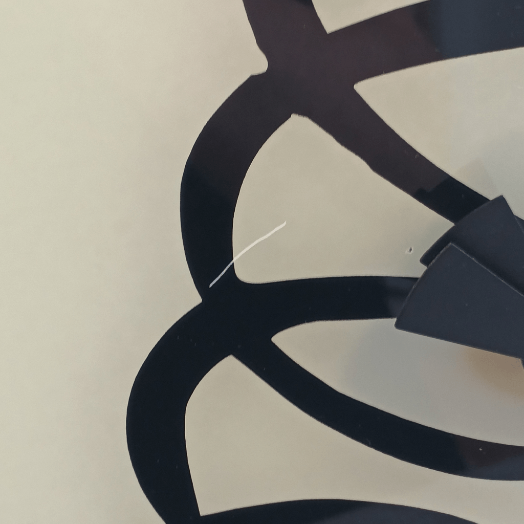 Gros plan sur la rayure de l'horloge