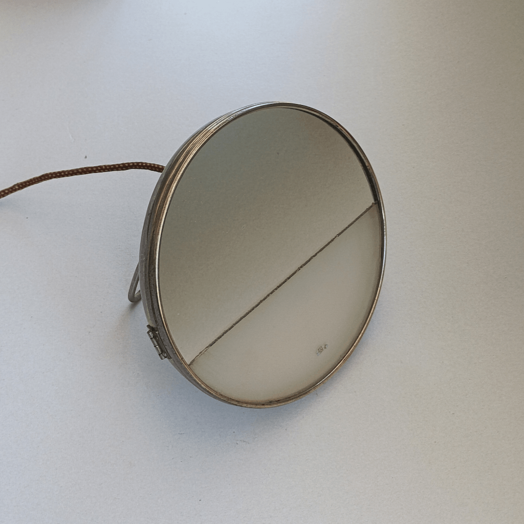 Miroir éclairant design de Marcel Breuer pour Zeiss Ikon en 1930 éteint