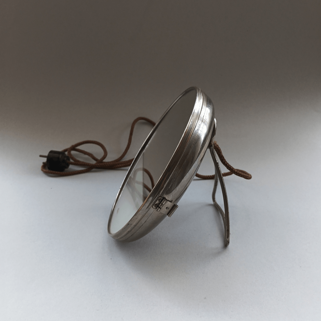 Miroir éclairant design de Marcel Breuer pour Zeiss Ikon en 1930 vu du coté droit