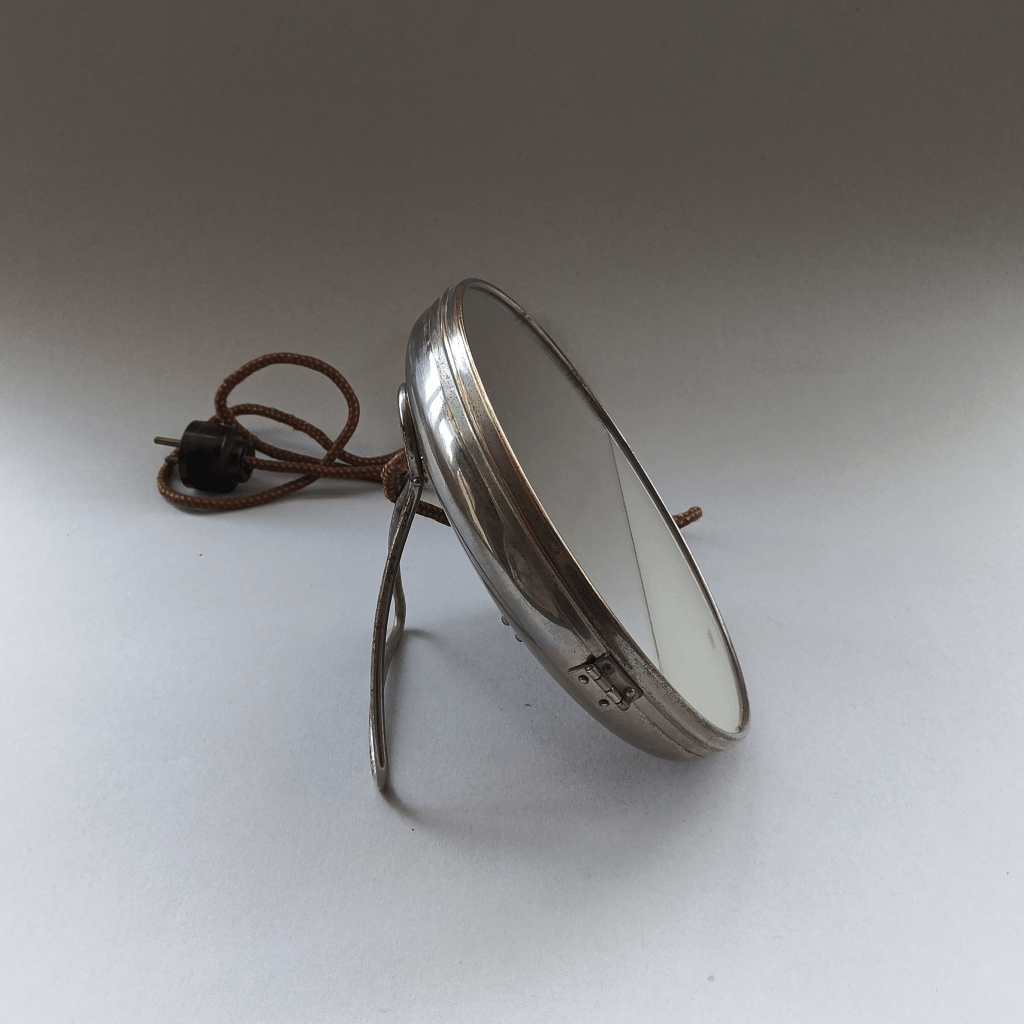 Miroir éclairant design de Marcel Breuer pour Zeiss Ikon en 1930 vu du coté gauche