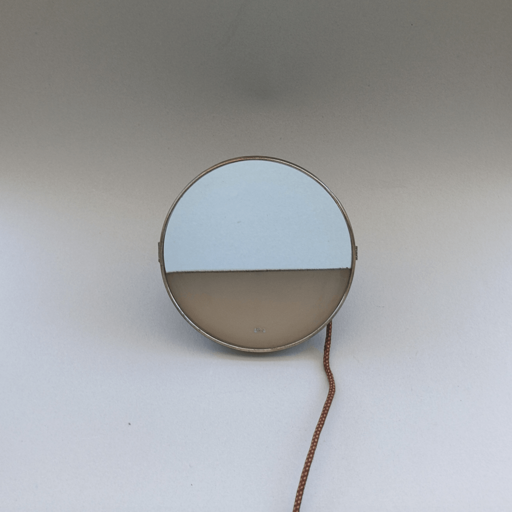 Miroir éclairant design de Marcel Breuer pour Zeiss Ikon en 1930 éteint et vu de face