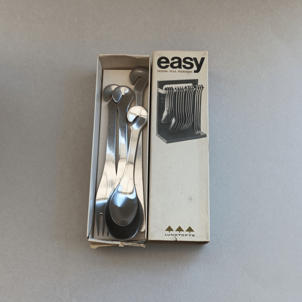 Boîte ouverte montrant les 4 couverts inclus dans une boîte "Easy" Lundtofte