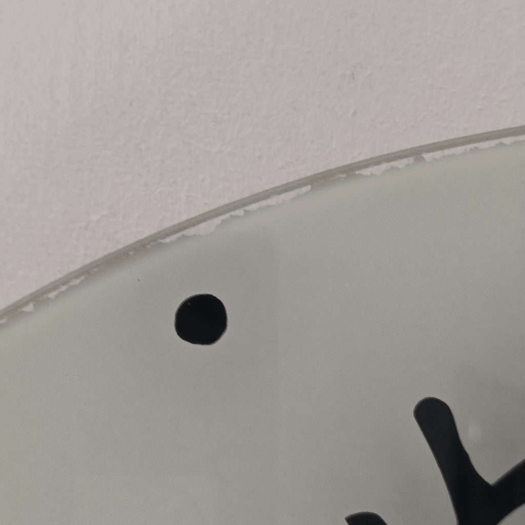 Gros plan sur manque de peinture sur le bord de l'horloge
