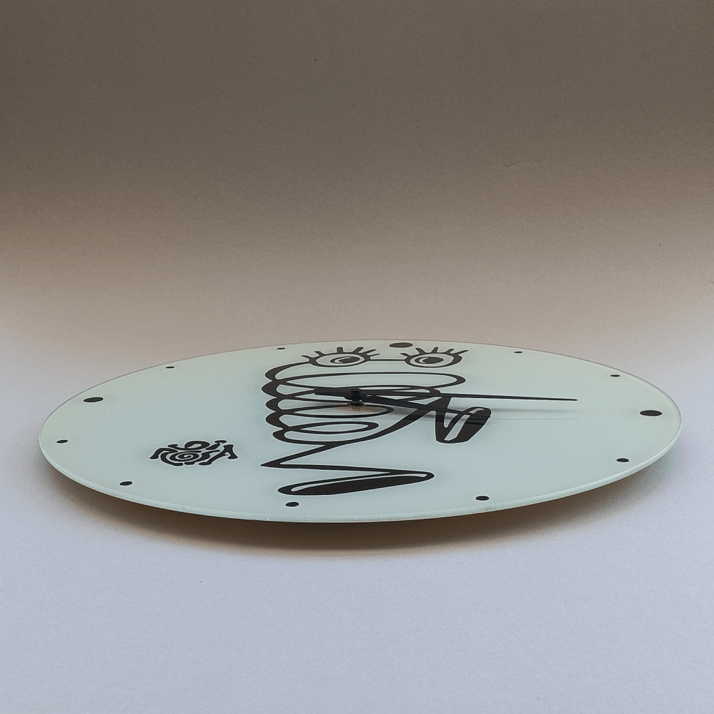 Horloge ne verre sérigraphié signée Di Rosa couchée