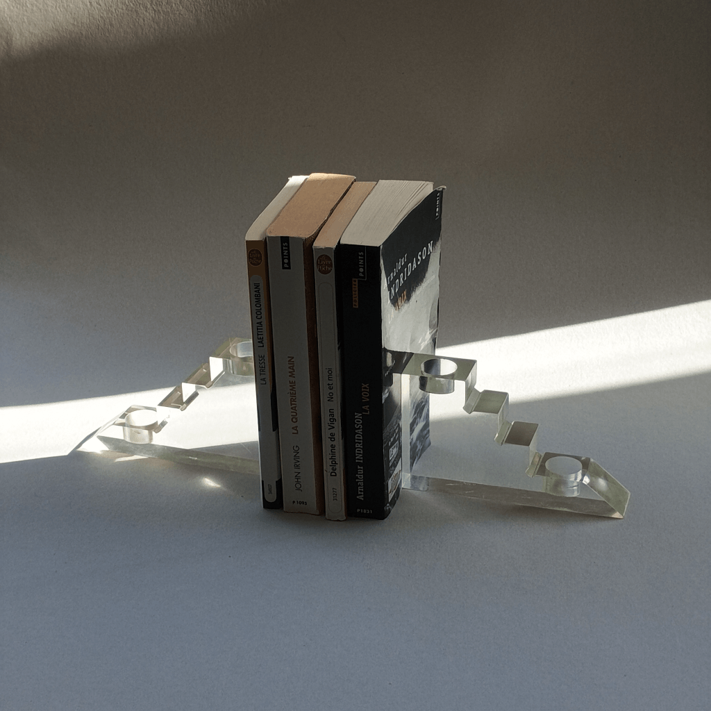 Paire de serre-livres / bougeoirs en acrylique design moderniste serrant 4 livres